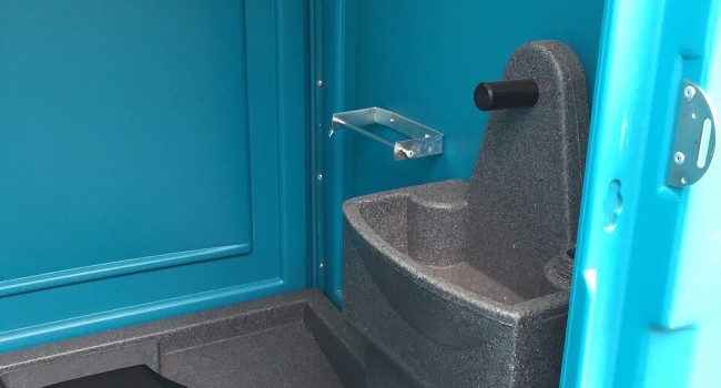 Mit Handwaschbecken